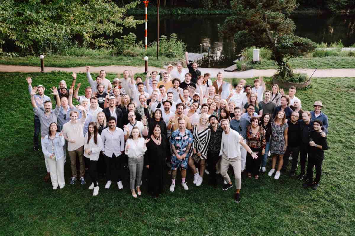 ein teamfoto von orderbird gmbh draußen am landwehrkanal in berlin aufgenommen von schräg oben