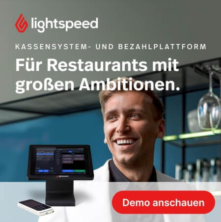 Im Bild ist das Kassensystem von Lightspeed zu sehen und ein froher Mann